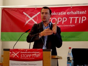 Roman Huber vom Verein "Mehr Demokratie" sprach zum geplanten Freihandelsabkommen TTIP. Foto: Sonnleitner