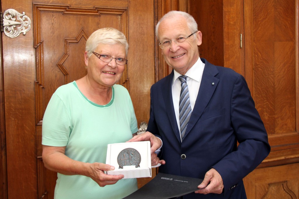 Für ihre 30-jährige Stadtratszugehörigkeit ist Christiane Wilhelm von Memmingens Oberbürgermeister Dr. Ivo Holzinger mit dem Stadtsiegel ausgezeichnet worden. Foto: Häfele/Pressestelle Stadt Memmingen 