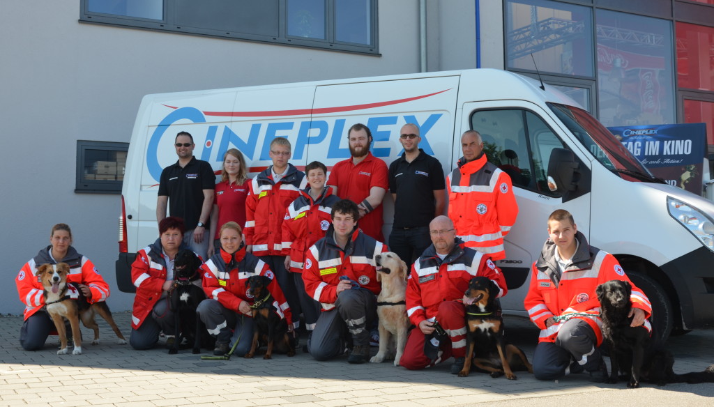 Die Memminger Rettungshunde mit Führern und Helfern vor dem Memminger Cineplex-Kino, rechts stehend Ausbilder Hannes Hohmanner. Cineplex-Mitarbeiter stellten sich als Vermissten-Darsteller zur Verfügung.  Fotos: privat