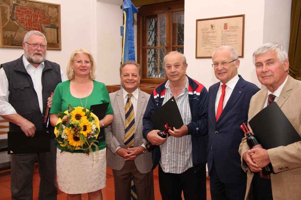 Ehrung der ausscheidenden Mitglieder, von links: Albert Heuß, Sabine Rogg, Vorsitzender Comm. Antonio Tortorici, Slobodan Curic, Oberbürgermeister Dr. Ivo Holzinger und Ehrenringträger Hans Ferk. Foto: Birk/Pressestelle Stadt Memmingen