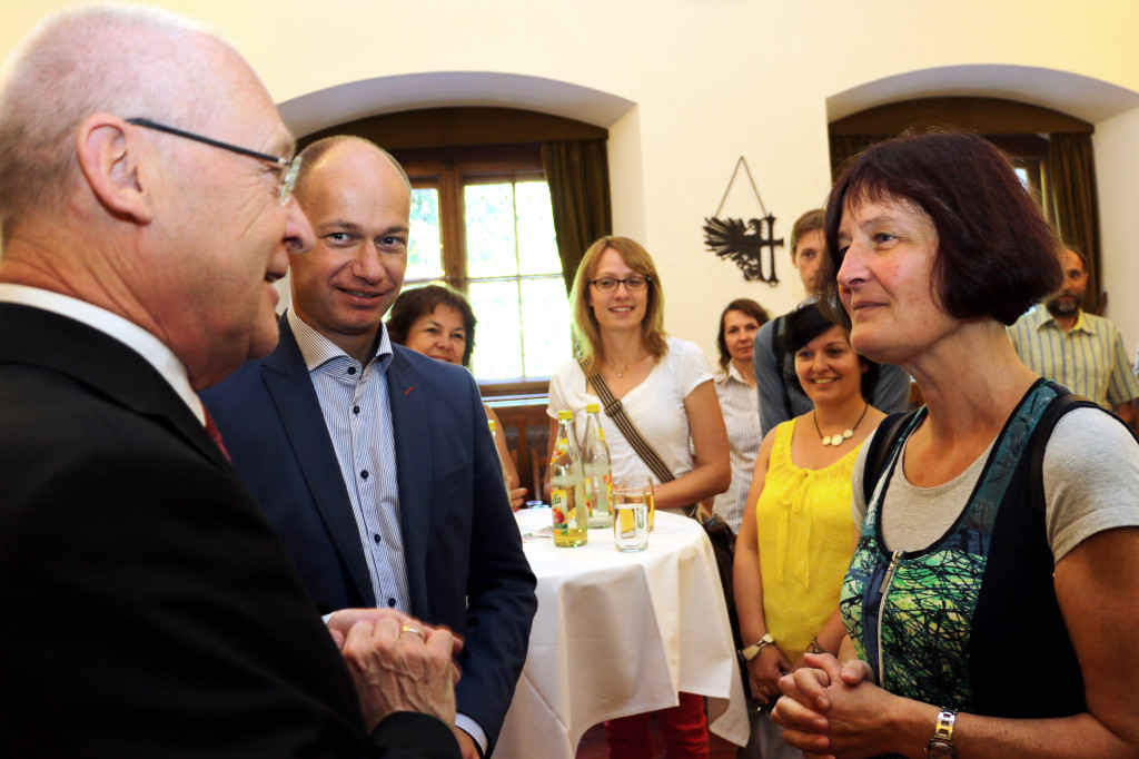 Memmingens Oberbürgermeister Dr. Ivo Holzinger (links) begrüßt im Rathaus den Lindauer Landrat Elmar Stegmann und die Personalratsvorsitzende Edith Ott, die den Betriebsausflug nach Memmingen organisiert hat. Foto: Häfele/Pressestelle Stadt Memmingen