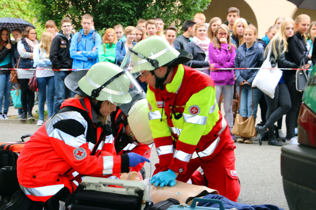 Zum Glück ist es nur eine Übung, die sich vor den Augen bewegter Realschüler im Pausenhof abspielt. Fotos (3): Häfele/Pressestelle Stadt Memmingen