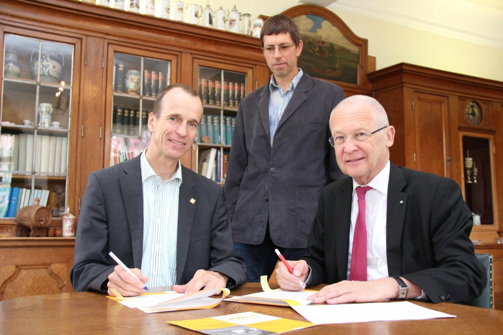 Rechnen mit deutlichen Einsparungen durch das kommunale Energiemanagement: eza!-Geschäftsführer Martin Sambale, Stephan Pawelke (Energiemanager der Stadt) und Memmingens Oberbürgermeister Dr. Ivo Holzinger und. Foto: Birk/Pressestelle Stadt Memmingen